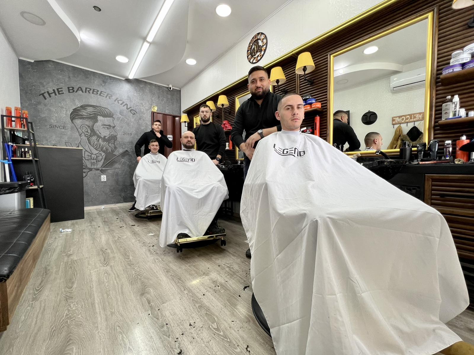 Екипът на The Barber King в салона