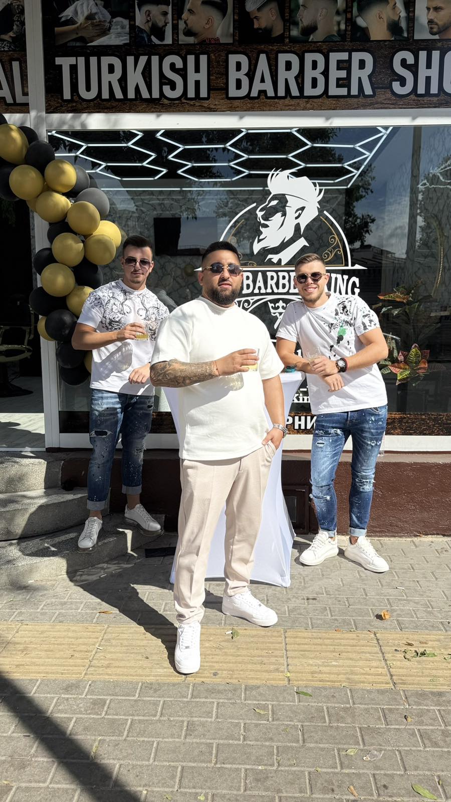 Екипът на The Barber King пред салона