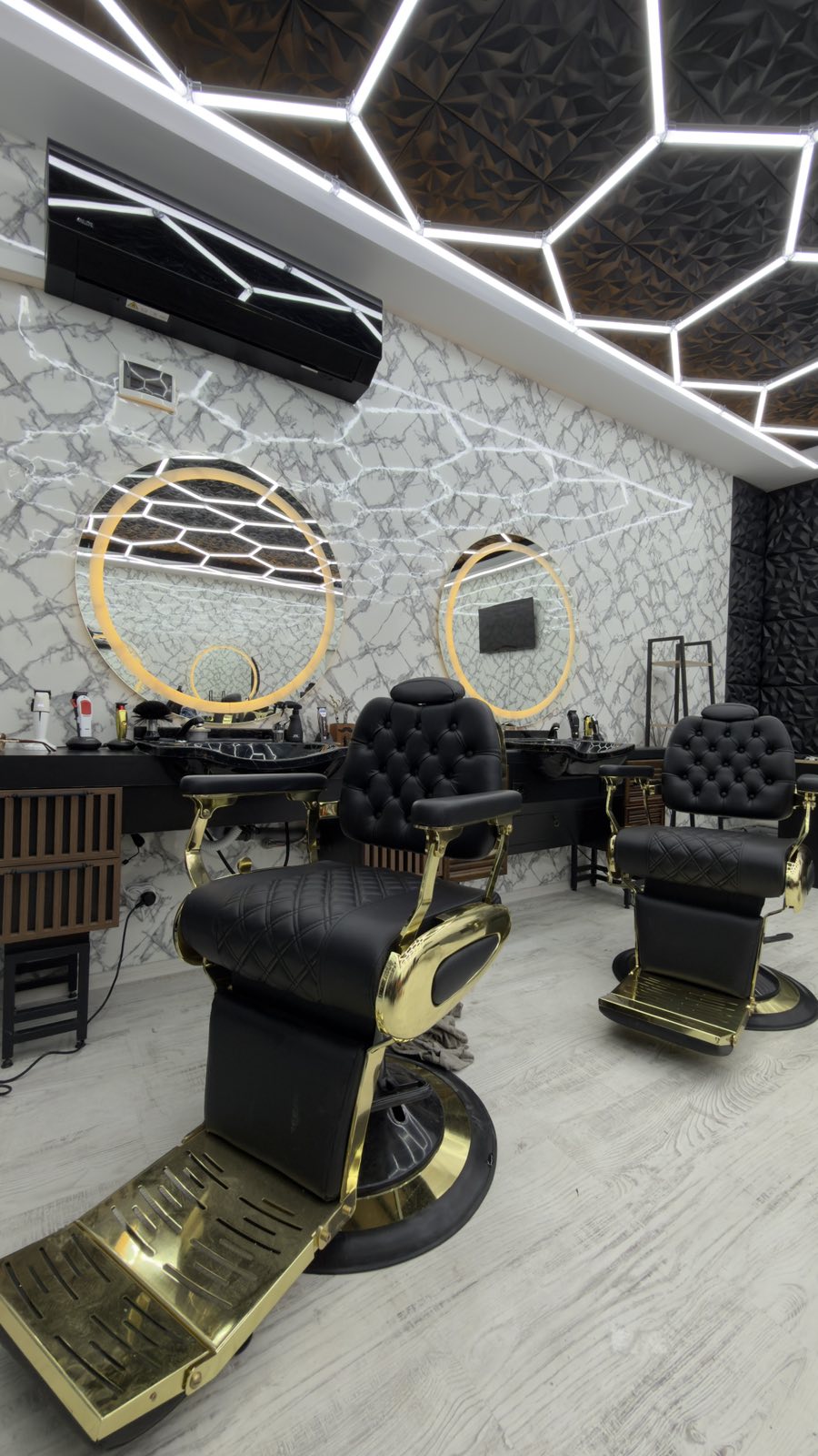 Интериор на The Barber King с черно-златни столове