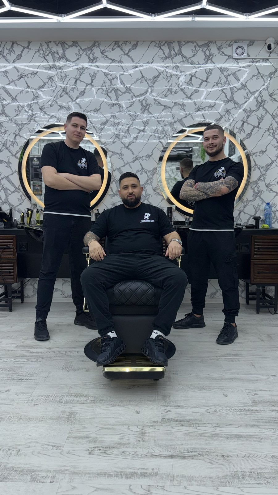 Екипът на The Barber King в салона
