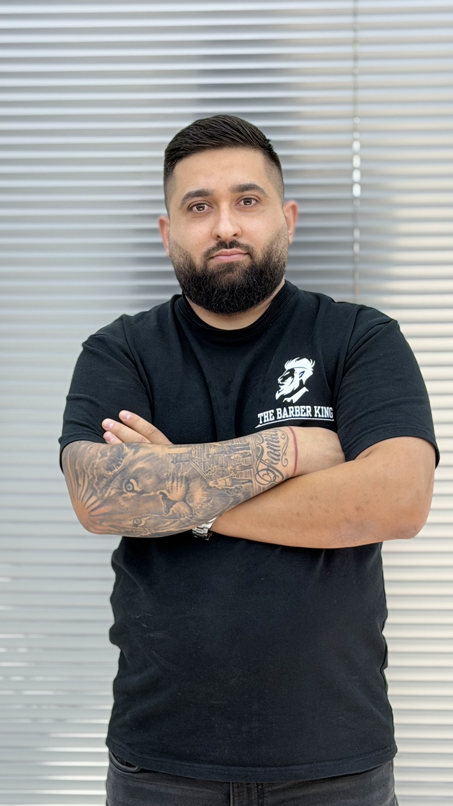 Емо — Главен бръснар в The Barber King